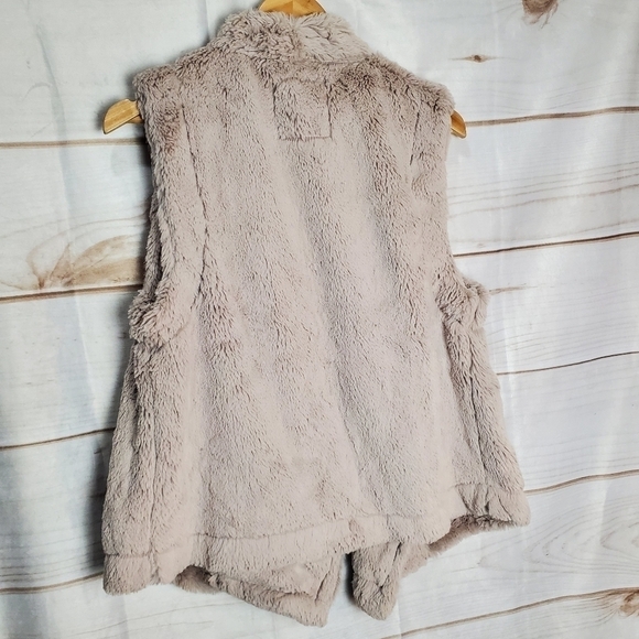 Dylan by True Grit Vest Size Medium Faux Fur Cross Over Beige Soft Sleeveless - Picture 8 of 11